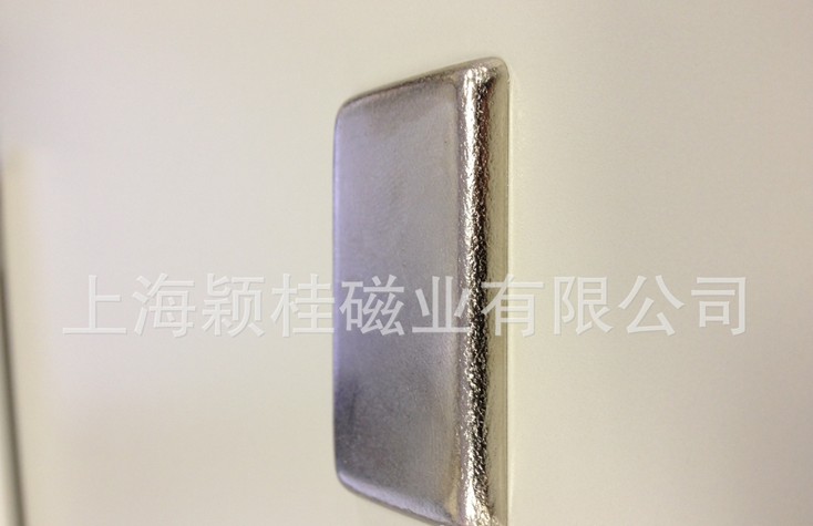 單面磁鐵的折射效果是什么決定的？